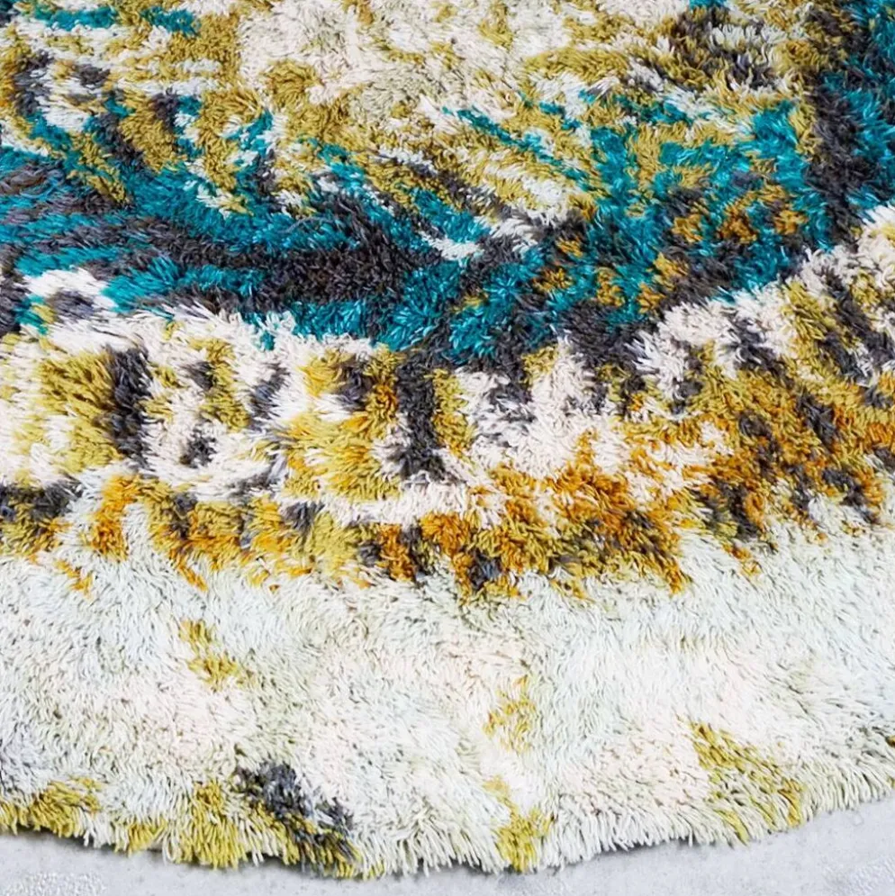 Tapis Rya en laine beige, marron et turquoise.