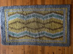 Tapis Rya à poils longs, jaune, aquamarine et gris, style mid-century modern, Suède, années 1960.