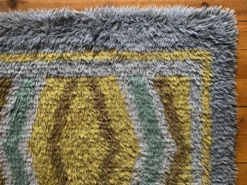 Tapis Rya à poils longs, jaune, aquamarine et gris, style mid-century modern, Suède, années 1960.