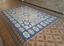 Tapis scandinave du milieu du siècle, tissé à plat en laine suédoise avec un design géométrique.