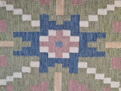 Tapis scandinave du milieu du siècle, tissé à plat en laine suédoise avec un design géométrique.