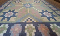 Tapis scandinave du milieu du siècle, tissé à plat en laine suédoise avec un design géométrique.
