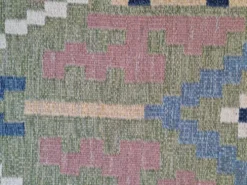 Tapis scandinave du milieu du siècle, tissé à plat en laine suédoise avec un design géométrique.
