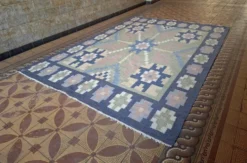 Tapis scandinave du milieu du siècle, tissé à plat en laine suédoise avec un design géométrique.