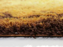 Tapis scandinave Rya en laine vierge à motifs orangés et marons
