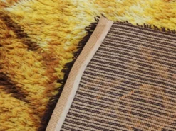 Tapis scandinave Rya en laine vierge à motifs orangés et marons