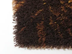 Tapis scandinave Rya en laine vierge à motifs orangés et marons