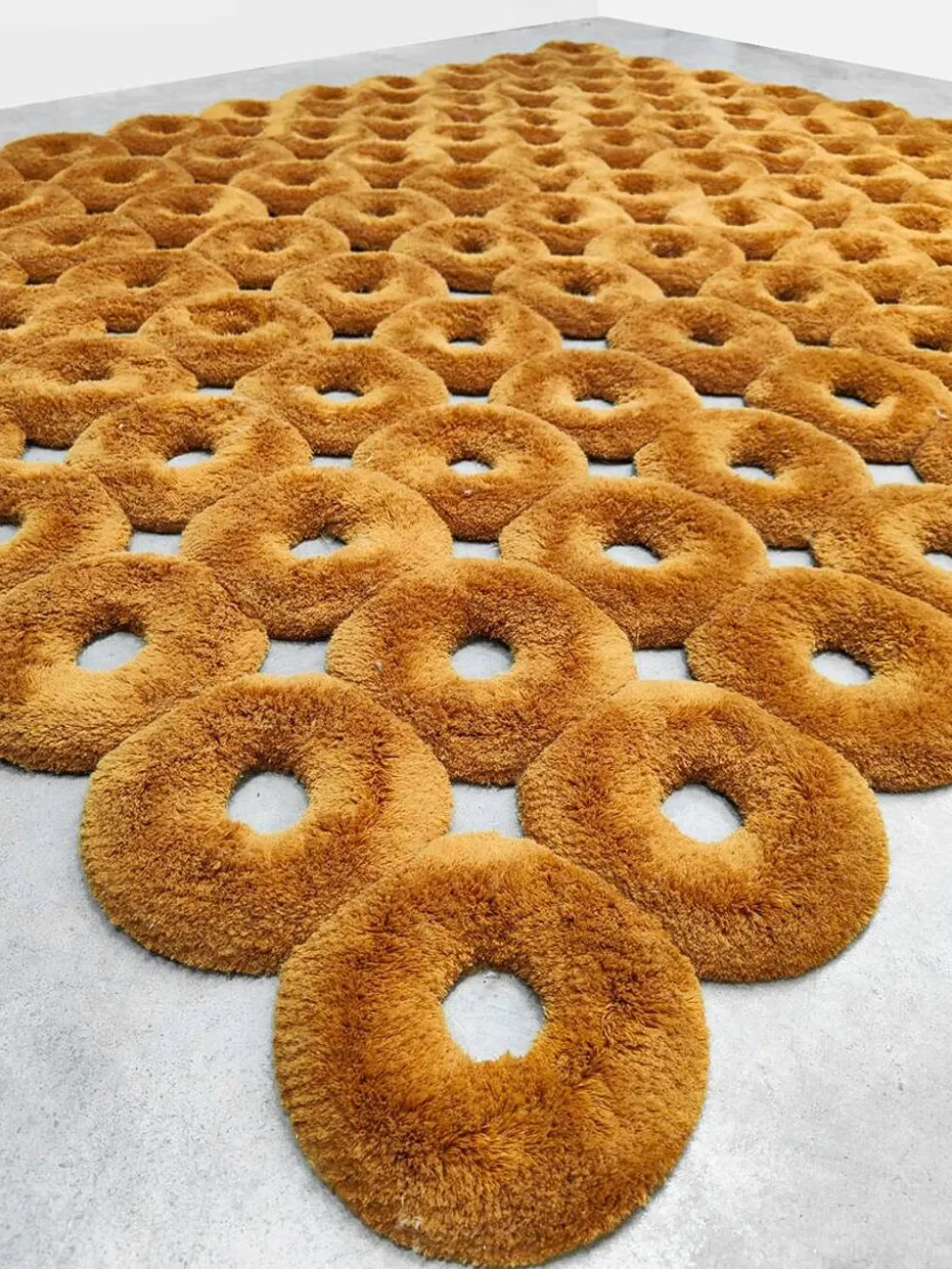 Tapisserie en forme de donut au design hollandais Sabine Marcellis