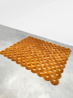 Tapisserie en forme de donut au design hollandais Sabine Marcellis
