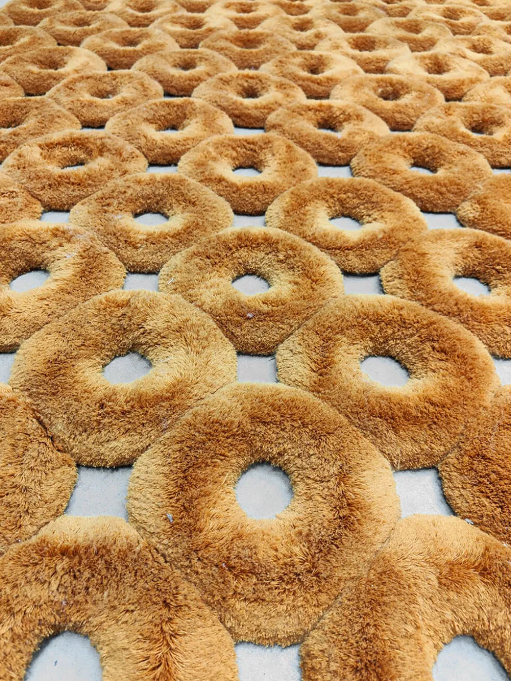 Tapisserie en forme de donut au design hollandais Sabine Marcellis