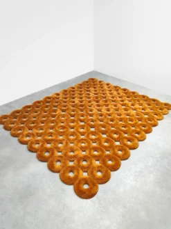 Tapisserie en forme de donut au design hollandais Sabine Marcellis
