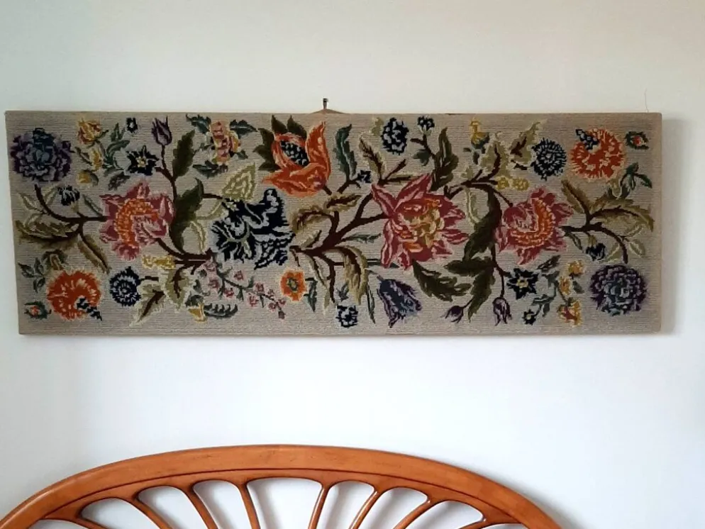 Tapisserie murale années 70 avec de grandes fleurs multicolores