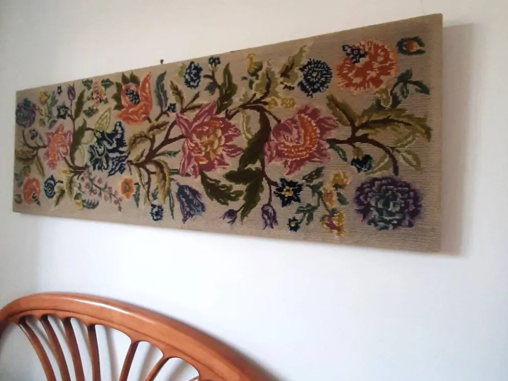 Tapisserie murale années 70 avec de grandes fleurs multicolores