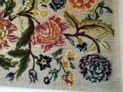 Tapisserie murale années 70 avec de grandes fleurs multicolores