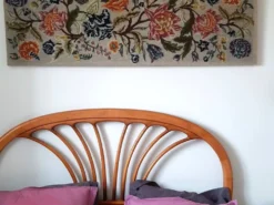Tapisserie murale années 70 avec de grandes fleurs multicolores