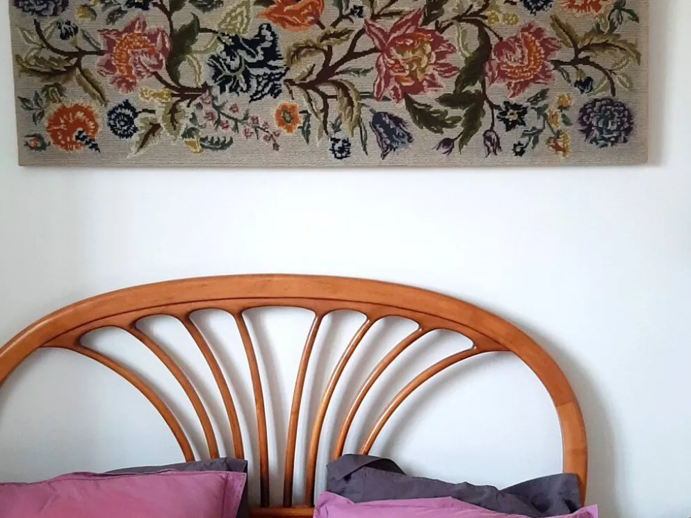 Tapisserie murale années 70 avec de grandes fleurs multicolores