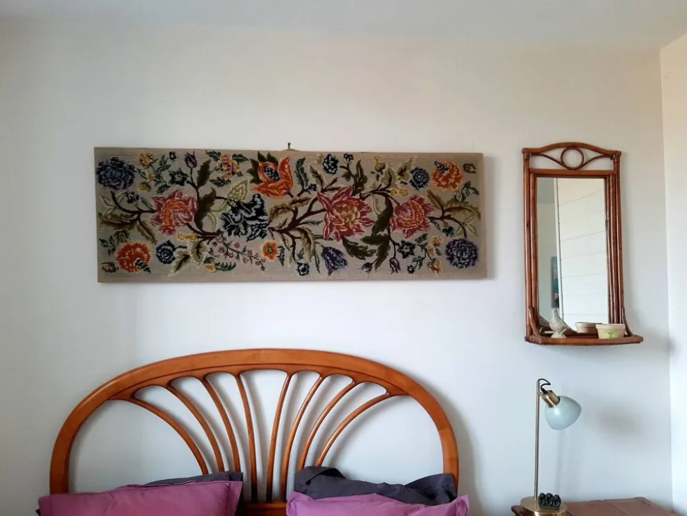 Tapisserie murale années 70 avec de grandes fleurs multicolores