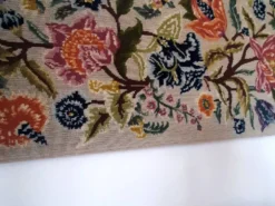 Tapisserie murale années 70 avec de grandes fleurs multicolores