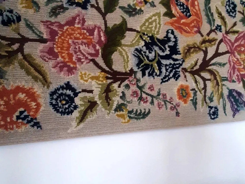 Tapisserie murale années 70 avec de grandes fleurs multicolores
