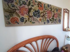 Tapisserie murale années 70 avec de grandes fleurs multicolores