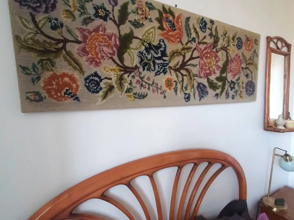 Tapisserie murale années 70 avec de grandes fleurs multicolores