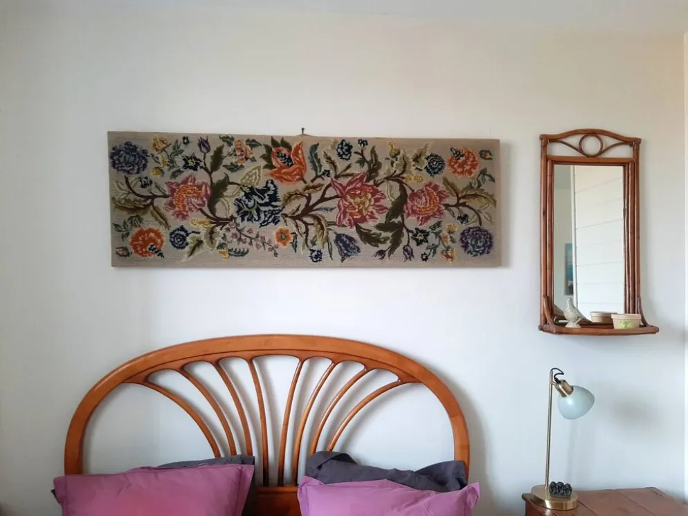 Tapisserie murale années 70 avec de grandes fleurs multicolores