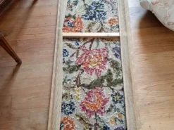 Tapisserie murale années 70 avec de grandes fleurs multicolores