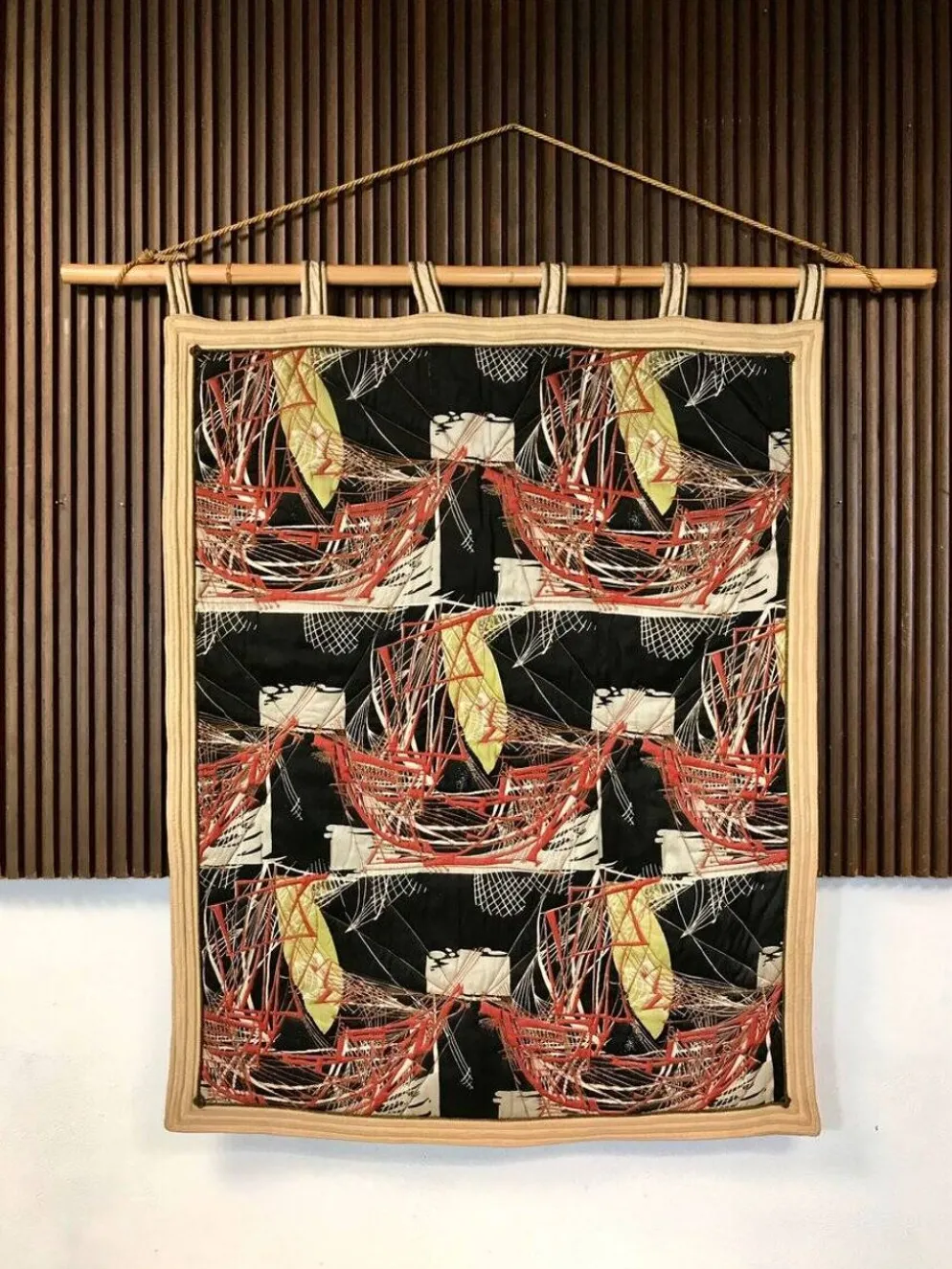 Tapisserie murale avec motif de voiliers sur tige en bambou, Italie années 1940.