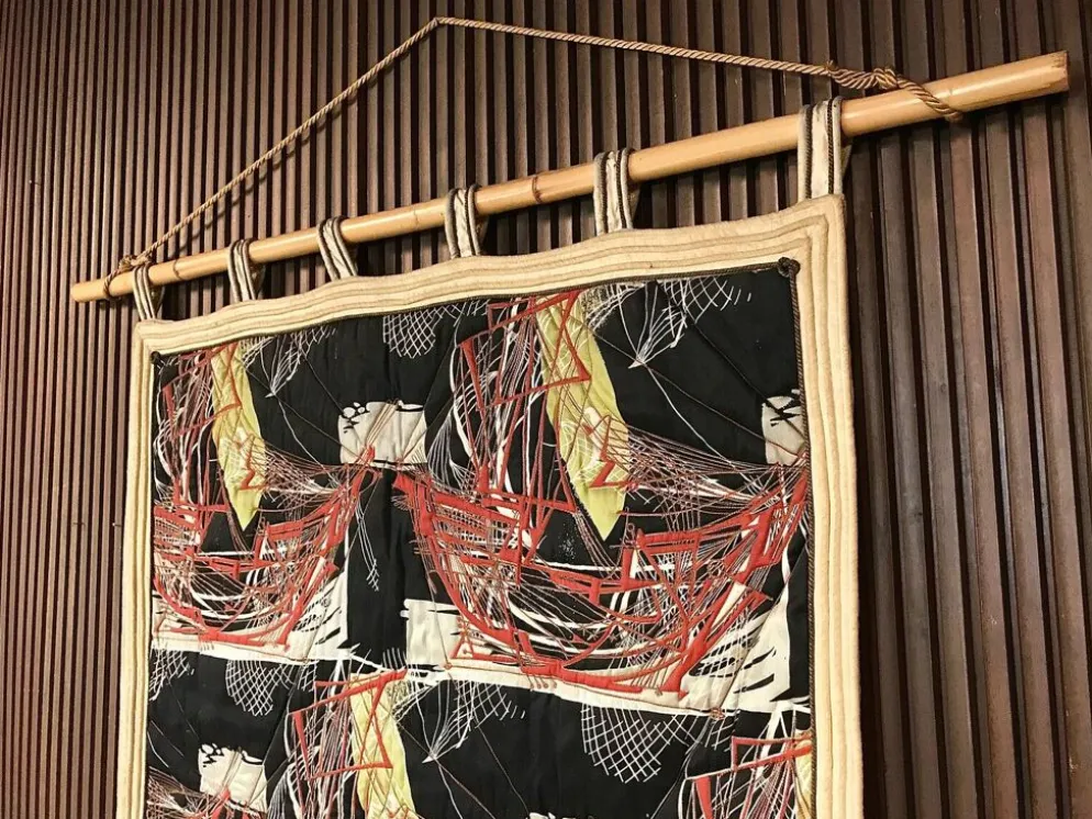 Tapisserie murale avec motif de voiliers sur tige en bambou, Italie années 1940.