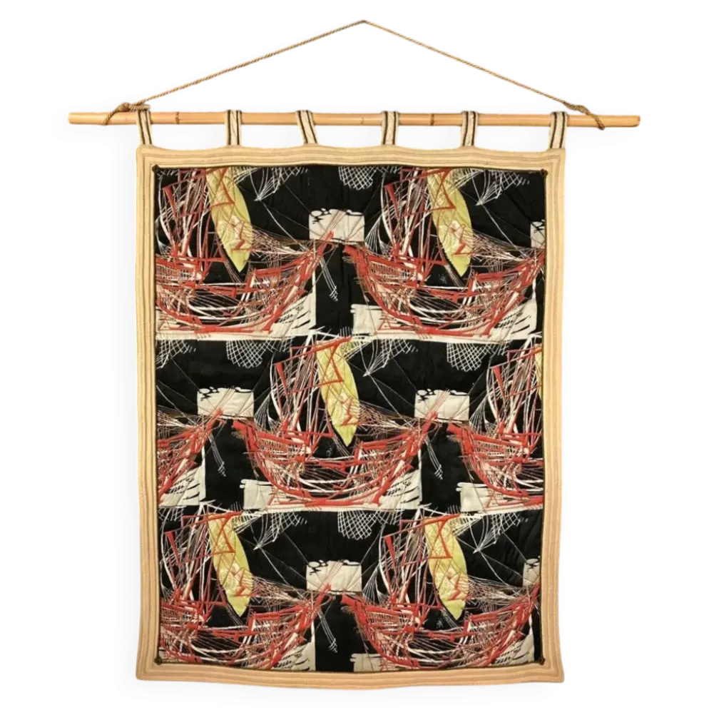 Tapisserie murale avec motif de voiliers sur tige en bambou, Italie années 1940.
