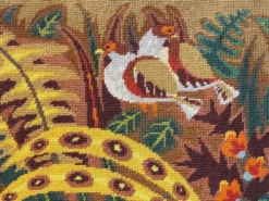 Tapisserie murale - Canevas encadré vintage années 70 - Paon en forêt