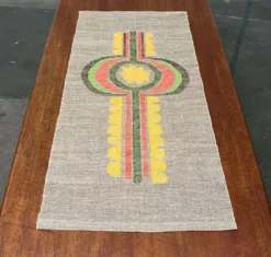 Tapisserie murale en lin brodée moderniste milieu du siècle, Finlande, années 1960