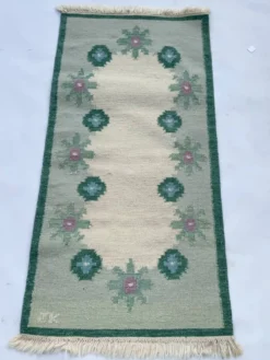 Tapis suédois en laine tissé à plat Kilim Rölakan en vert par Karin Jonsson 1960