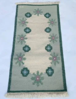 Tapis suédois en laine tissé à plat Kilim Rölakan en vert par Karin Jonsson 1960