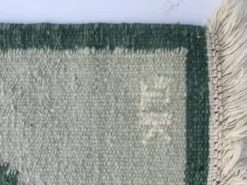 Tapis suédois en laine tissé à plat Kilim Rölakan en vert par Karin Jonsson 1960
