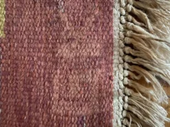 Tapis à tissage plat Röllakan rose et blanc moderne scandinave, Suède, années 1960.