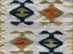 Tapis tissé à la main jaune et crème-blanc, Vlasti, Grèce, années 1960-70.