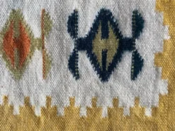 Tapis tissé à la main jaune et crème-blanc, Vlasti, Grèce, années 1960-70.