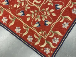 Tapis traditionnel bordeaux style Aubusson floral en laine tissé à la main en point de croix