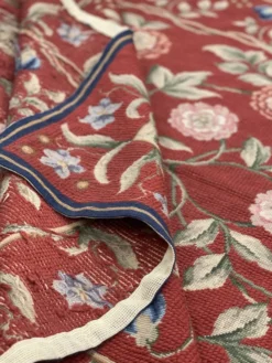 Tapis traditionnel bordeaux style Aubusson floral en laine tissé à la main en point de croix