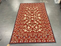 Tapis traditionnel bordeaux style Aubusson floral en laine tissé à la main en point de croix