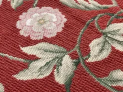 Tapis traditionnel bordeaux style Aubusson floral en laine tissé à la main en point de croix
