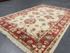 Tapis traditionnel en laine crème, petit tapis oriental à motifs floraux rouges 86 x 123 cm