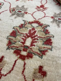 Tapis traditionnel en laine crème, petit tapis oriental à motifs floraux rouges 86 x 123 cm