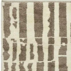 Tapis Tulu contemporain fait à la main en laine naturelle marron et beige.