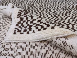 Tapis Tulu fait main, 100 % laine naturelle non teinte. Crème et marron. Options personnalisées disponibles.
