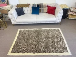 Tapis Tulu fait main, 100 % laine naturelle non teinte. Crème et marron. Options personnalisées disponibles.