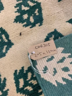 Tapis vert moderne fait main en laine crème, motif feuilles