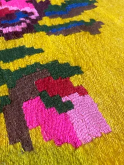 Tapis vintage en laine avec des fleurs roses sur fond vert et jaune fabriqué à la main en Transylvanie