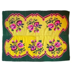 Tapis vintage en laine avec des fleurs roses sur fond vert et jaune fabriqué à la main en Transylvanie